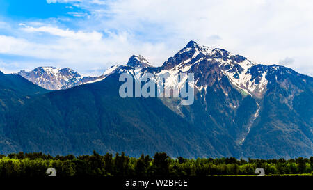 La montagne en forme de pyramide, Cheam ou Pic Cheam, dominant la vallée du Fraser, vu de l'autoroute Lougheed près d'Agassiz, C.-B., Canada Banque D'Images