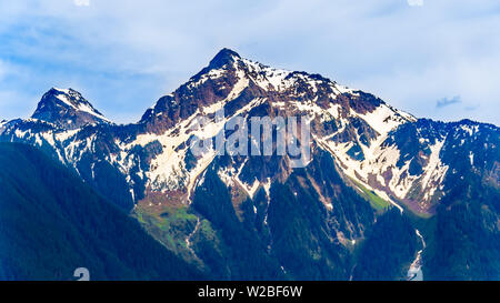 La montagne en forme de pyramide, Cheam ou Pic Cheam, dominant la vallée du Fraser, vu de l'autoroute Lougheed près d'Agassiz, C.-B., Canada Banque D'Images