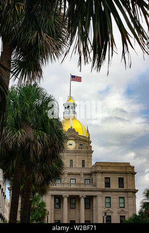 Bel hôtel de ville dôme doré dans le quartier historique de Savannah, Géorgie. Banque D'Images