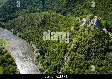 Vue aérienne de ruines de l'ancien château (Starhrad Strecno) et de la rivière Vah, République Slovaque Banque D'Images