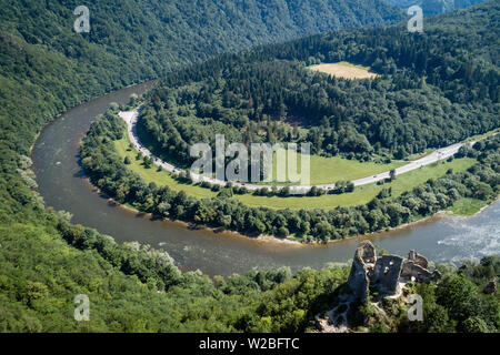 Domasinsky méandre de la rivière Vah, ruines château Starhrad avec autour de la route, prés, Forêt et collines d'Lucanska montagnes Mala Fatra, Slovaquie Banque D'Images