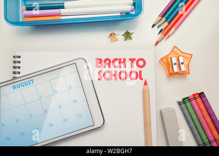 Retour à des fournitures scolaires organisés sur une tablette ou blanc 24 avec écran tactile, des crayons, des crayons et des marqueurs. Banque D'Images