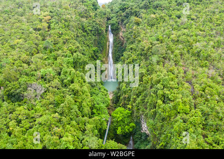Cascade dans la jungle. Mantayupan Falls, vue de dessus. Mantayupan Falls est l'une des plus hautes chutes d'eau à Cebu. Le deuxième niveau de la Cascades a 98 mètres de haut. Banque D'Images