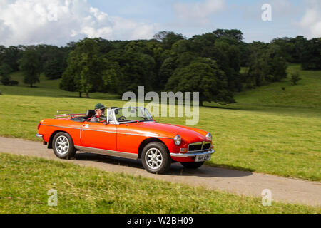 1980 80S MG B voiture de sport rouge au Classic car Rally - Dimanche 2019 juillet.Cette année, la voiture classique de Mark Woodward s'est rendue à Carnforth pour présenter plus de classiques, d'historiques, de moteurs d'époque et de collectibles au salon de transport Leighton Hall, une occasion de voir plus de 500 véhicules classiques d'antan dans l'un des spectacles les plus complets et les plus diversifiés de l'événement automobile classique d'été. Banque D'Images