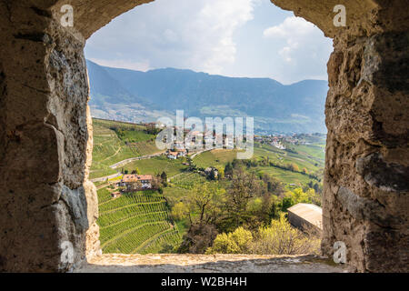 Tyrol Village, Dorf Tirol im Meraner Land, avec le vin les plantations et les Alpes en arrière-plan. Encadré par la fenêtre du Château Tyrol. Le Tyrol du Sud, Italie Banque D'Images