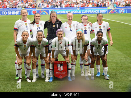 Décines-Charpieu, France. 7 juillet, 2019. Football, les femmes : WM, USA - Pays-Bas, ronde, Final, Stade de Lyon : l'équipe américaine. Samantha Mewis (rangée du haut, l-r), Alex Morgan, la gardienne Alyssa Naeher, Becky Sauerbrunn, Rose Lavelle et Tobin Heath. Abby Dahlkemper (l-r), Kelley O'Hara, Megan Rapinoe, Julie Ertz et Crystal Dunn. Photo : Sebastian Gollnow/dpa dpa : Crédit photo alliance/Alamy Live News Banque D'Images