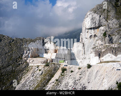 Vue imprenable sur la carrière de marbre blanc, dans les Alpes Apuanes, Alpes Apuanes, Italie. Il y a personne, pas d'équipement. Banque D'Images