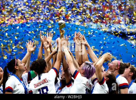 Beijing, la France. 7 juillet, 2019. Les joueurs de l'United States célébrer avec le trophée lors de la cérémonie de la 2019 Coupe du Monde féminine de la Fifa après la finale entre les États-Unis et les Pays-Bas à Lyon, en France, le 7 juillet 2019. Credit : Ding Xu/Xinhua/Alamy Live News Banque D'Images