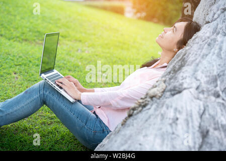 Ambiance jeune belle femme travaillant à l'extérieur. Banque D'Images