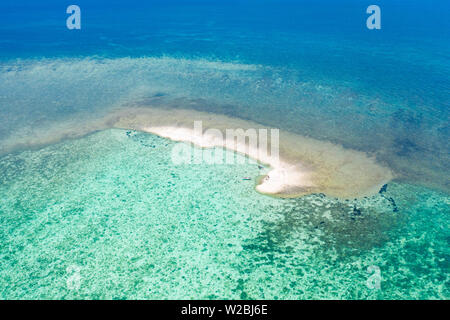 Banc sur un récif de corail. Atoll avec une petite île de Sable. Seascape Aux Philippines, vue de dessus. Banque D'Images