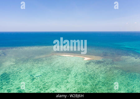 Banc sur un récif de corail. Atoll avec une petite île de Sable. Seascape Aux Philippines, vue de dessus. Banque D'Images