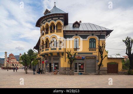 L'Albanie, Korca, Boulevard Shen Gjergji, ornate building Banque D'Images