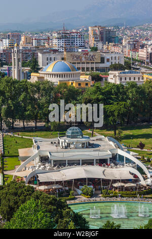 L'Albanie, Tirana, élevée sommaire des parc Rinia et Taiwan restaurant Regency Casino et complexe Banque D'Images