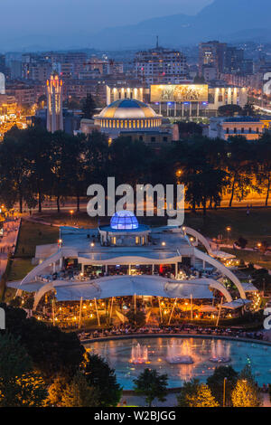 L'Albanie, Tirana, élevée sommaire des parc Rinia et Taiwan restaurant Regency Casino et complexe, dusk Banque D'Images