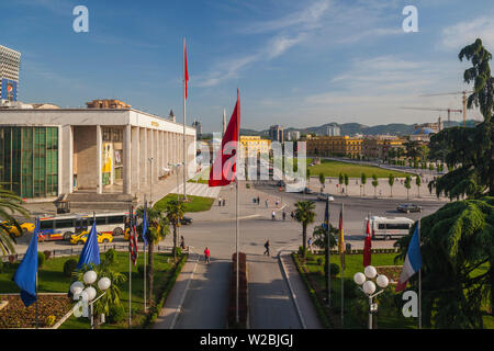 L'Albanie, Tirana, la place Skanderbeg et Opéra Banque D'Images