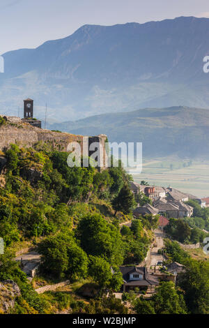 L'Albanie, Gjirokastra, Gjirokastra Castle view, matin Banque D'Images