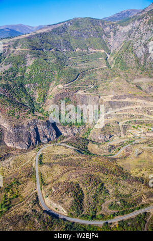 L'Arménie, la province de Syunik, Tatev, la route de montagne sinueuse de monastère de Tatev Banque D'Images