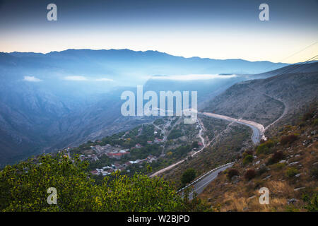 L'Arménie, la province de Syunik, Tatev, la route de montagne sinueuse de monastère de Tatev Banque D'Images