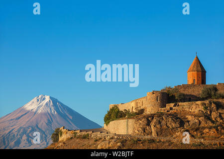 L'Arménie, Erevan, plaine de l'Ararat, Khor Virap Église Apostolique Arménienne monastère, au pied du Mont Ararat, où Grigor Luisavorich (St. Grégoire l'Illuminateur) a été emprisonné Banque D'Images