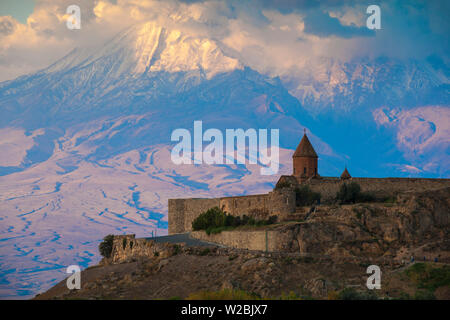 L'Arménie, Erevan, plaine de l'Ararat, Khor Virap Église Apostolique Arménienne monastère, au pied du Mont Ararat, où Grigor Luisavorich (St. Grégoire l'Illuminateur) a été emprisonné Banque D'Images