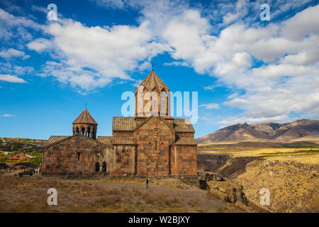 L'Arménie, l'église Hovhannavank debout sur le bord de l'Qasakh River Canyon Banque D'Images