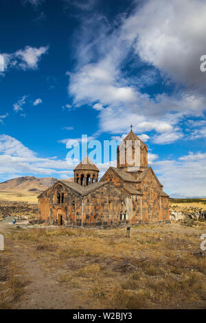 L'Arménie, l'église Hovhannavank debout sur le bord de l'Qasakh River Canyon Banque D'Images