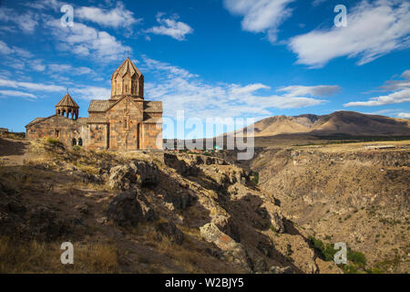 L'Arménie, l'église Hovhannavank debout sur le bord de l'Qasakh River Canyon Banque D'Images