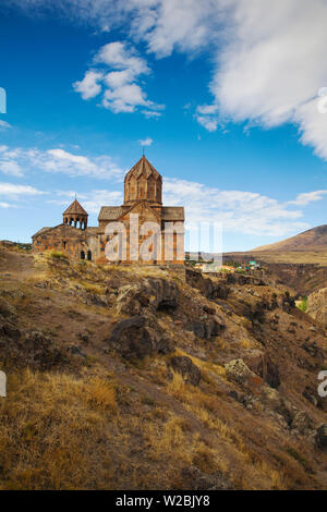 L'Arménie, l'église Hovhannavank debout sur le bord de l'Qasakh River Canyon Banque D'Images