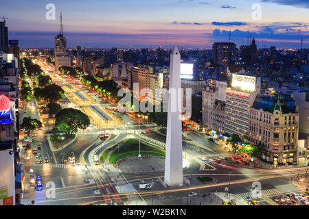 L'ARGENTINE, Buenos Aires, Avenida 9 de Julio et obélisque Banque D'Images