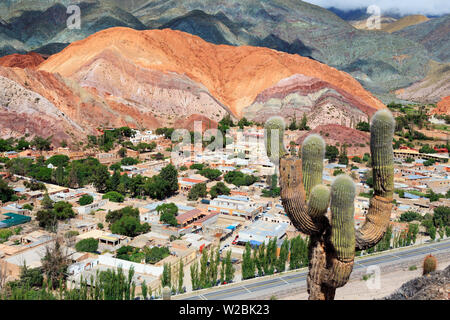 L'Argentine, Salta, Quebrada de Purmamarca (UNESCO Site), de la ville et le Cerro de los Siete Colores Mountain Banque D'Images