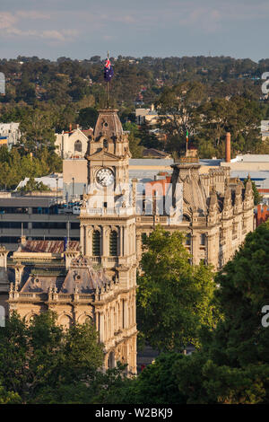 L'Australie, Victoria, Victoria, Bendigo, Town Hall et Shamrock Hotel, portrait, coucher de soleil Banque D'Images