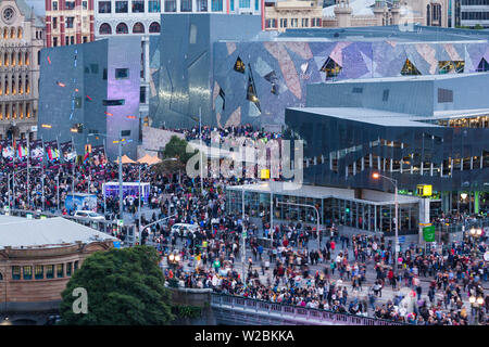 L'Australie, Victoria, Melbourne, VIC, Federation Square, elevated view, dusk Banque D'Images