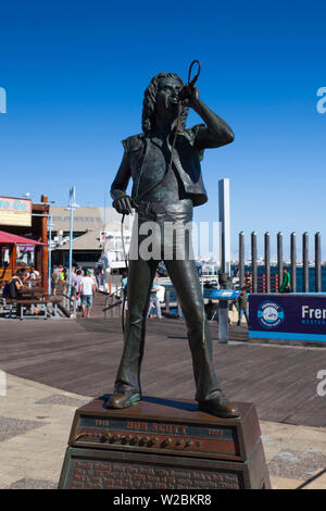 L'Australie, Australie occidentale, Freemantle, bateau de pêche Port, statue de Bon Scott, chanteur de rock AC-DC par Greg James Banque D'Images