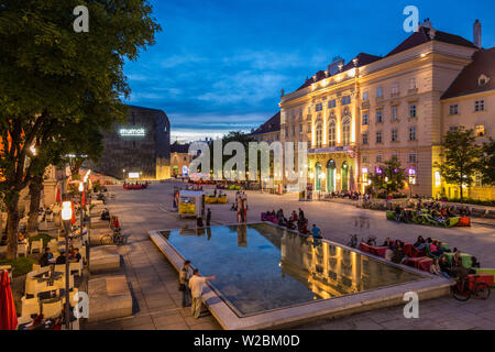 Quartier des musées avec restaurants, Vienne, Autriche Banque D'Images