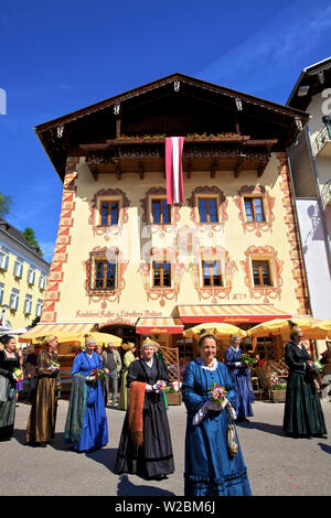 Les participants à la fête du Corpus Christi célébrations dans leurs vêtements traditionnels, Sankt-wolfgang, lac Wolfgangsee, Autriche, Europe, Banque D'Images