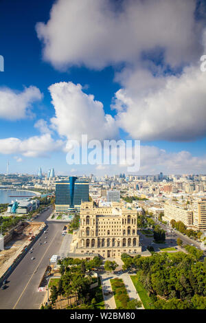 L'Azerbaïdjan, Bakou, en vue de la ville à l'égard du gouvernement, Hilton Hotel, le Centre d'affaires de Bakou sur l'Bulvur - front de mer, dans la distance sont les tours de la flamme et la tour de télévision Banque D'Images