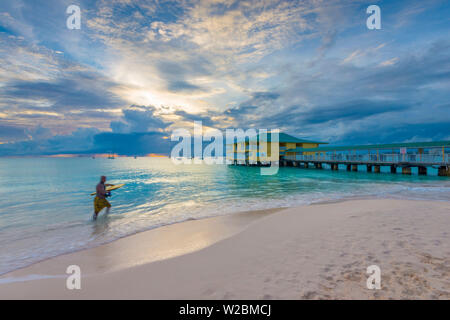 Caraïbes, BARBADE, Bridgetown, Carlisle Bay, cailloux plage au coucher du soleil Banque D'Images