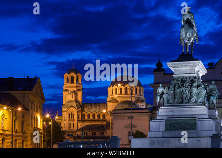 Bulgarie, Sofia, Ploshtad Square Alexandre Nevski, Aleksander Nevski église avec monument de Tsar Alexandre II, libérateur de la Bulgarie, de l'aube Banque D'Images