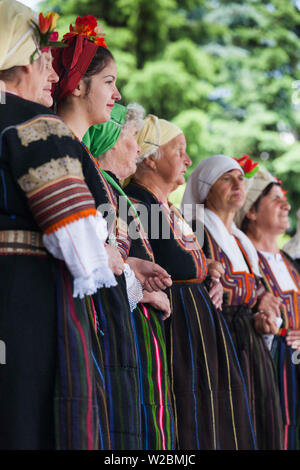 La Bulgarie, le Sud de montagnes, Bansko, station de ski, les gens en costumes ethniques locaux, C Banque D'Images