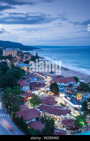 La Bulgarie, côte de Mer Noire, Golden Sands, Zlatni Pyasatsi, elevated view, dusk Banque D'Images