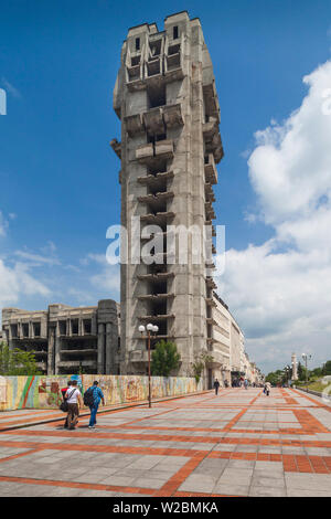 La Bulgarie, montagnes centrales, Shumen, Ploshtad Osvobozhdenie Square, portrait de l'ère post-soviétique inachevé Office Tower, jour Banque D'Images