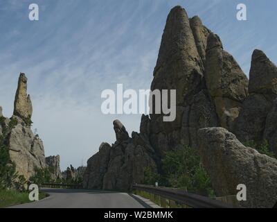 Des formations de roche à couper le souffle et de granite rock towers le long de la route d'aiguilles dans le Dakota du Sud. Banque D'Images