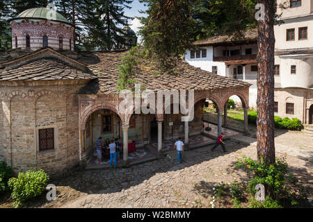 La Bulgarie, montagnes centrales, Troyan Troyan, Monastère, troisième plus grand monastère de Bulgarie, 16e siècle, avec des fresques murales peintes par Zahari Zograf, extérieur Banque D'Images