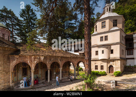 La Bulgarie, montagnes centrales, Troyan Troyan, Monastère, troisième plus grand monastère de Bulgarie, 16e siècle, avec des fresques murales peintes par Zahari Zograf, extérieur Banque D'Images