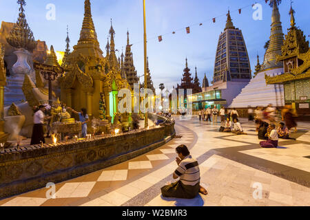 Le grand stupa doré, Paya Shwedagon pagode Shwe Dagon (), Yangon (Rangoon), le Myanmar (Birmanie) Banque D'Images