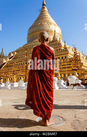 Moine au lieu de prière, la Pagode Shwezigon, Bagan (Pagan), le Myanmar (Birmanie) Banque D'Images