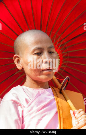 Nun avec parapluie fait main oriental, le Myanmar (Birmanie) Banque D'Images