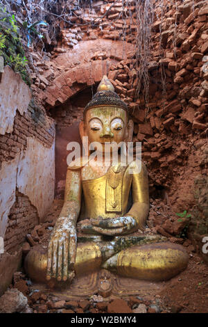 Myanmar (Birmanie), l'État Shan, au Lac Inle, Village Nyaung Ohak Inthein anciennes ruines, d'anciennes ruines à l'intérieur du Bouddha Banque D'Images