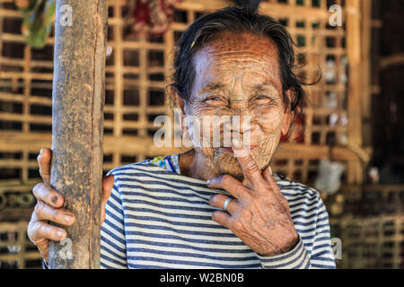 Myanmar (Birmanie), l'État de Rakhine, Mrauk U, portrait de femme âgée Menton visage tattoed traditionnel Banque D'Images