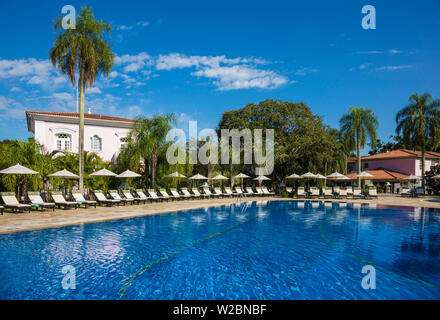 La piscine de l'établissement Belmond Hotel Das Cataratas, Iguacu Falls, État du Parana, Brésil Banque D'Images